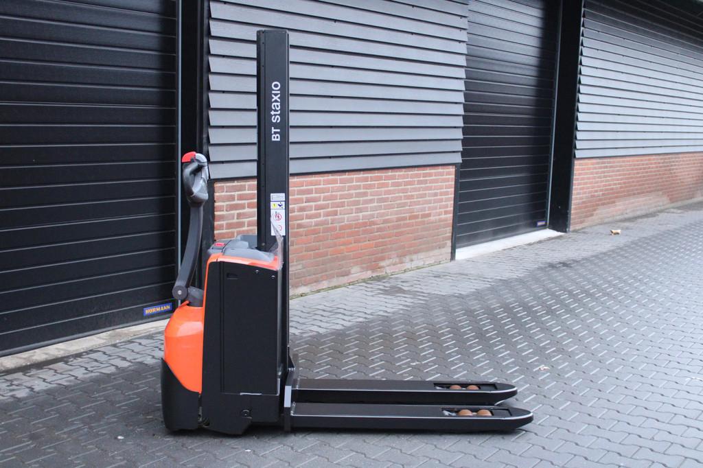 Toyota SWE080L stapelaar elektrische bj 2023met pompwagen fu, Zakelijke goederen, Machines en Bouw | Heftrucks en Intern transport