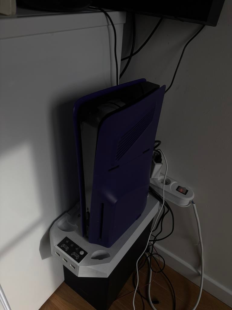 Ps5 te koop met lader houder voor consoles, Ophalen, Zo goed als nieuw