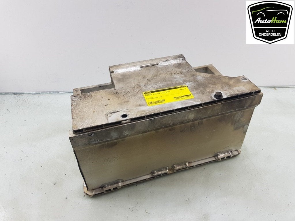 BAC A BATTERIE C-Klasse AMG (W205) (|A2056109801|), Autos : Pièces & Accessoires, Batteries & Accessoires, Utilisé, Mercedes-Benz