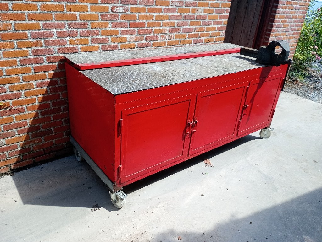 Établi avec étau, Bricolage & Construction, Établis, Utilisé, 170 cm ou plus, Étau, Enlèvement