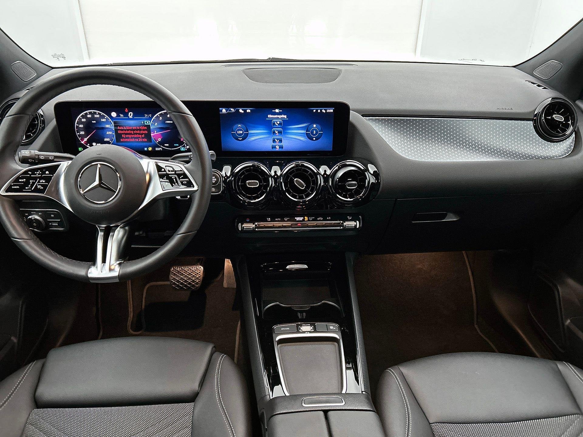 Mercedes-Benz GLA-klasse GLA 180 Essential Line, Auto's, Stof, Zwart, 4 cilinders, 149 g/km