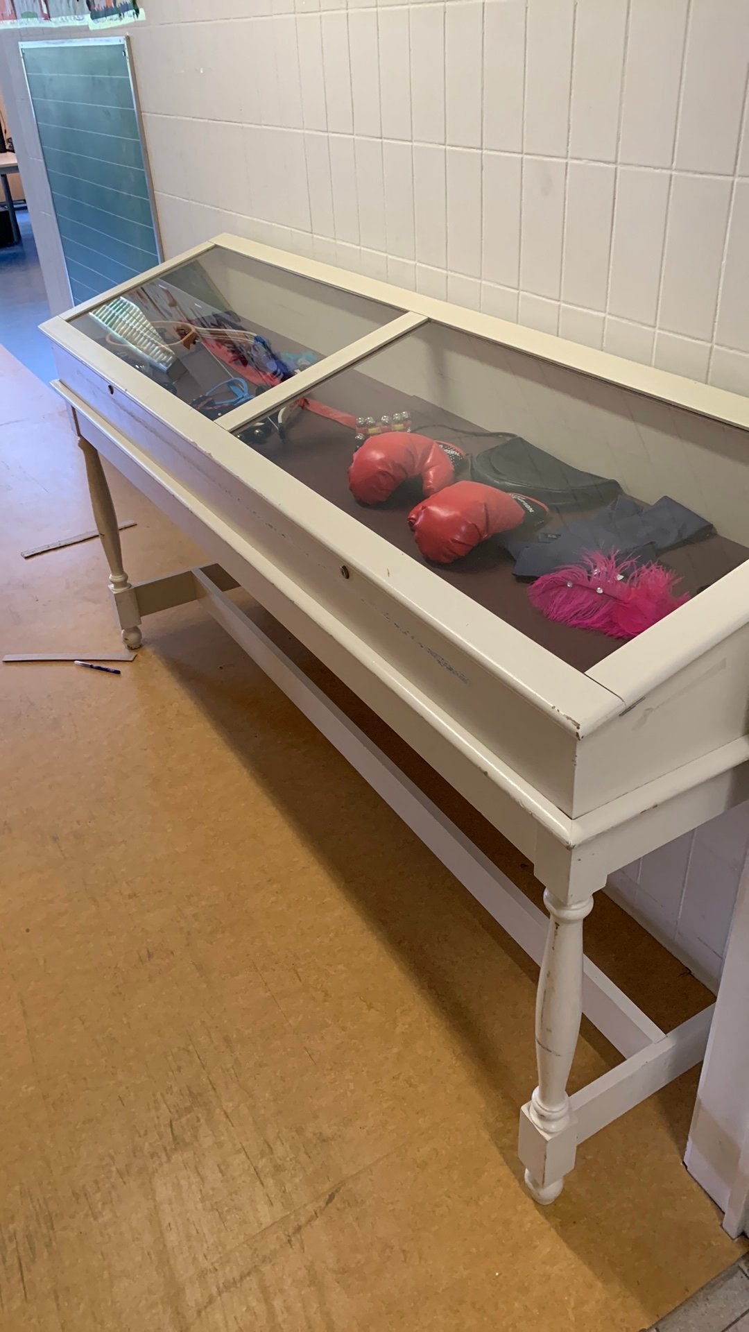 Museum kast, Ophalen