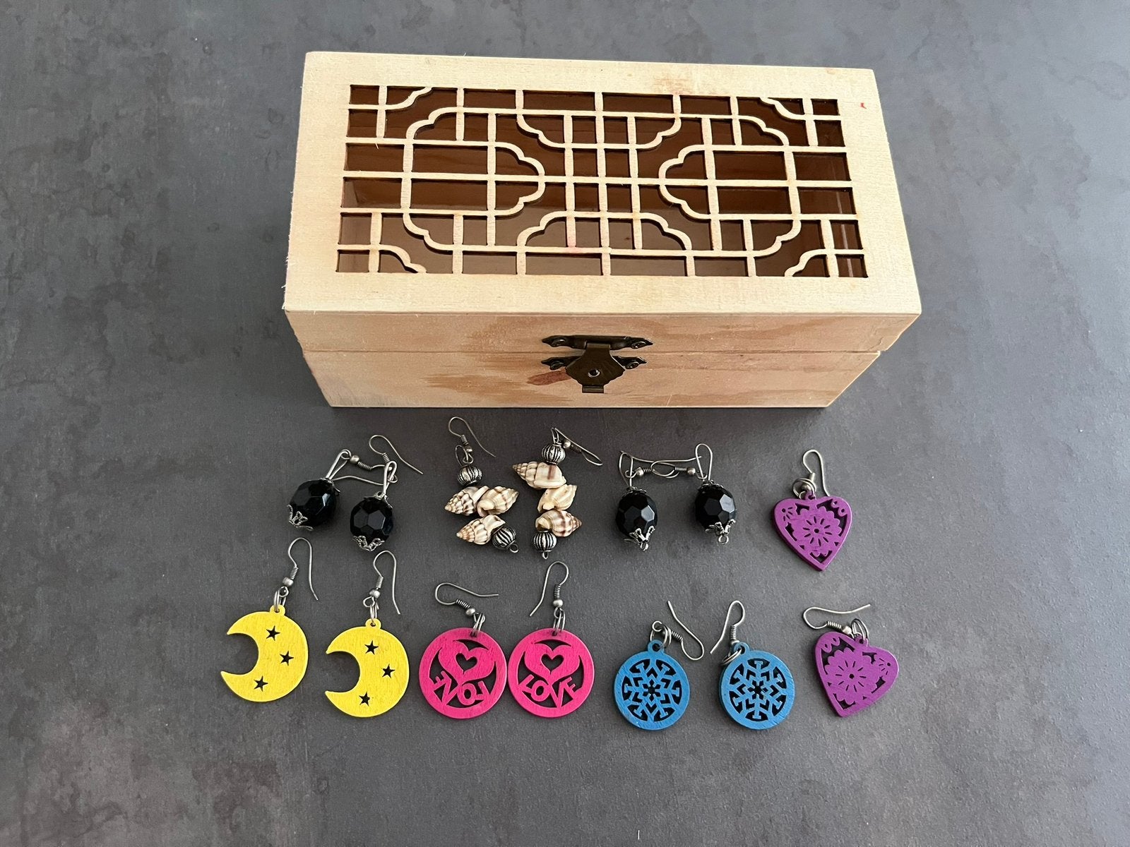 Set de 7 boucles d'oreilles + boîte, Bijoux, Sacs & Beauté, Boucles d'oreilles, Enlèvement ou Envoi, Comme neuf, Pendantes