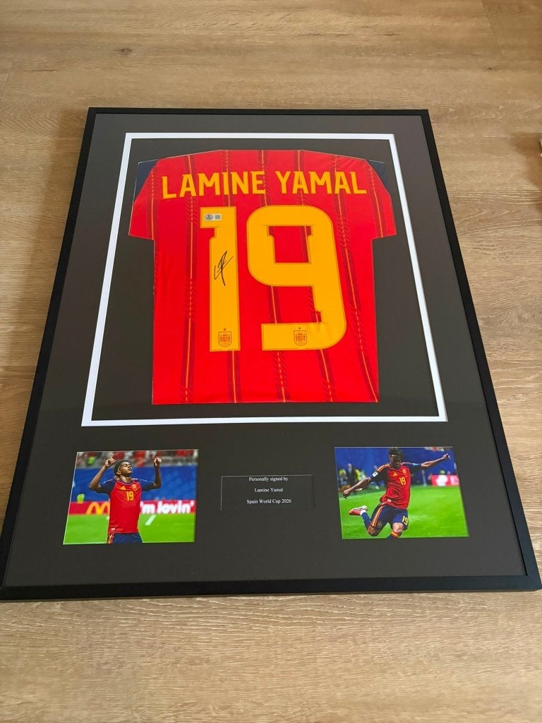 Ingelijst gesigneerd shirt Spanje WK2026 Yamal met COA, Verzamelen, Ophalen of Verzenden, Zo goed als nieuw, Shirt