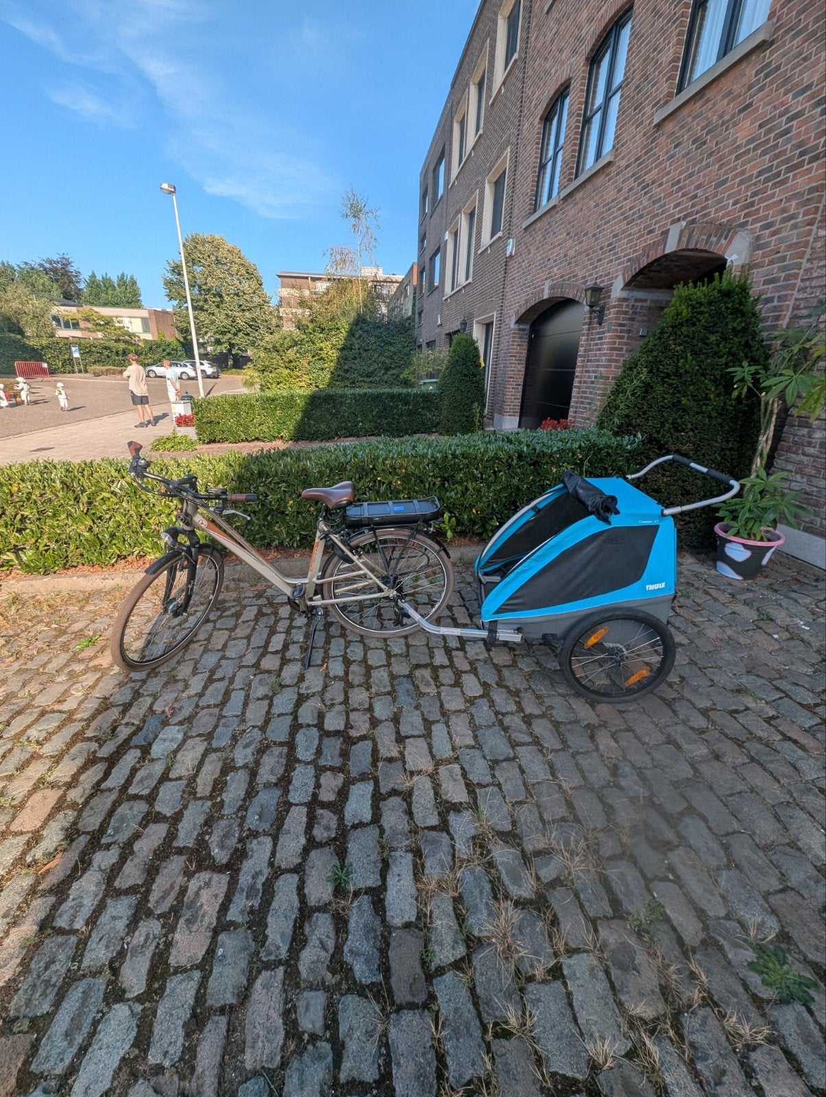Elektrische fiets met Thule fietskar, Ophalen, Gebruikt, 30 tot 50 km per accu