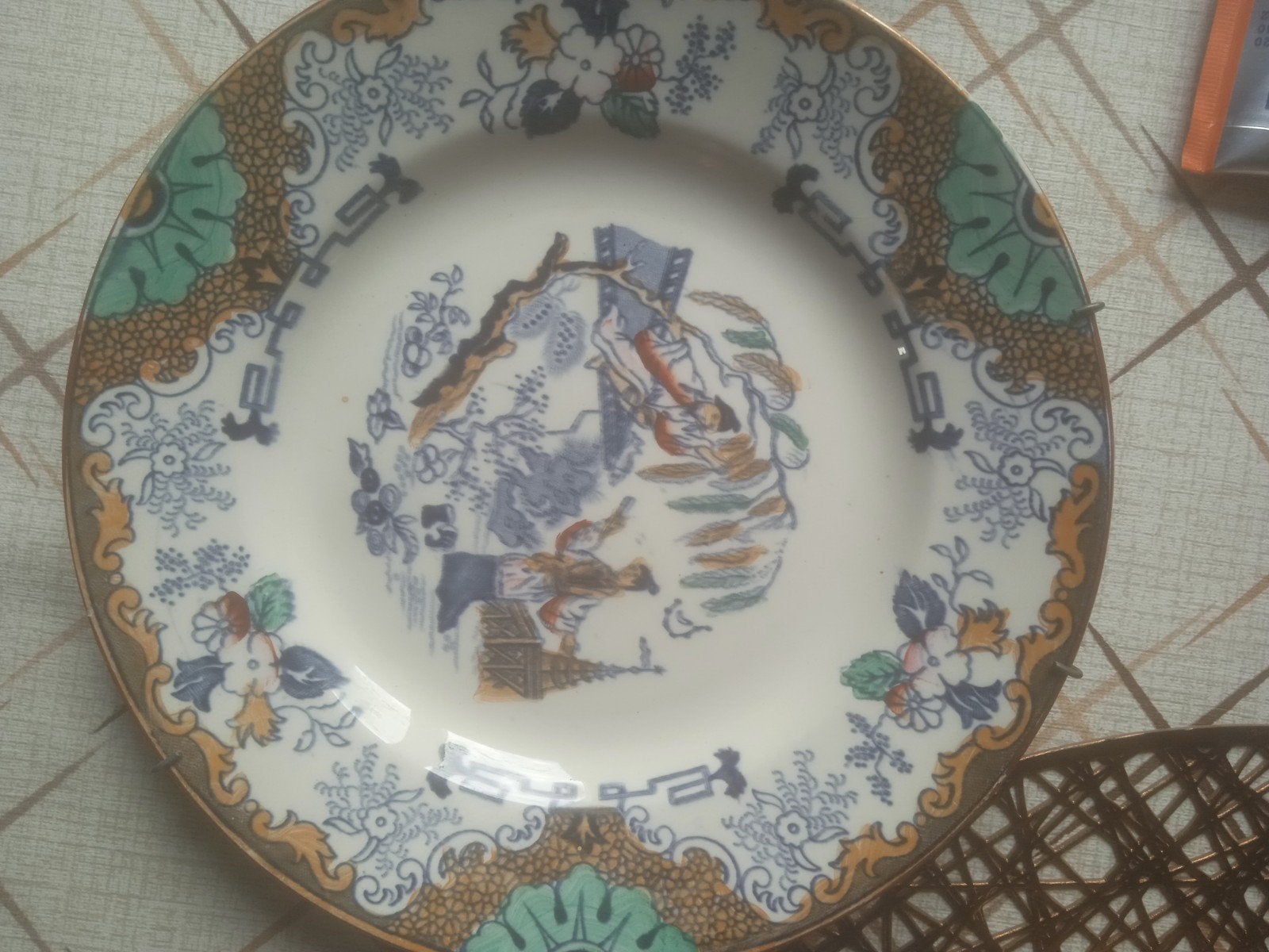 2 anciennes assiettes, Enlèvement