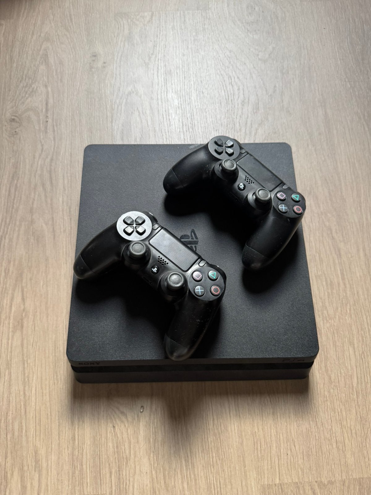 Ps4 1to avec 2 manettes et 4jeux, Comme neuf, Enlèvement, 1 TB, Avec jeux