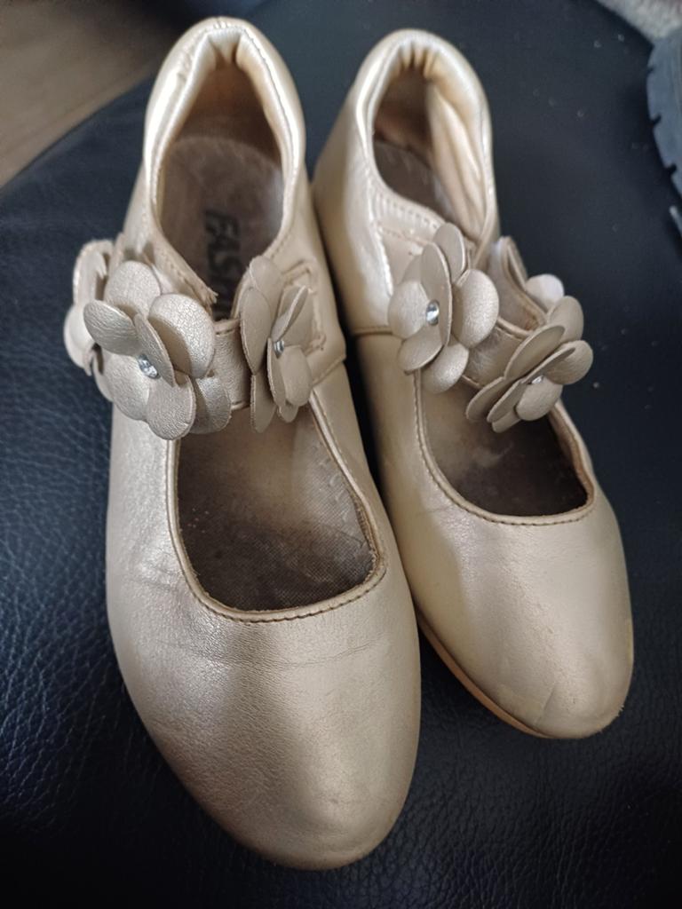 Fashion schoen met velcro goudglan/ bloem Mt 32, Meisje, Schoenen, Ophalen of Verzenden, Junior fashion