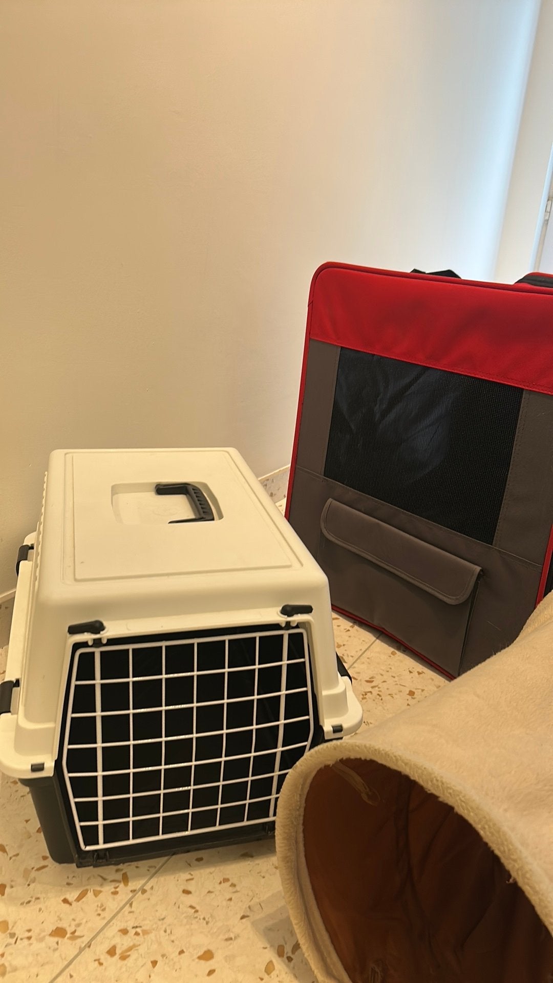 Stoffen reisbench, speeltunnel en kleine plastiek draagmand, Ophalen, Zo goed als nieuw, Katten