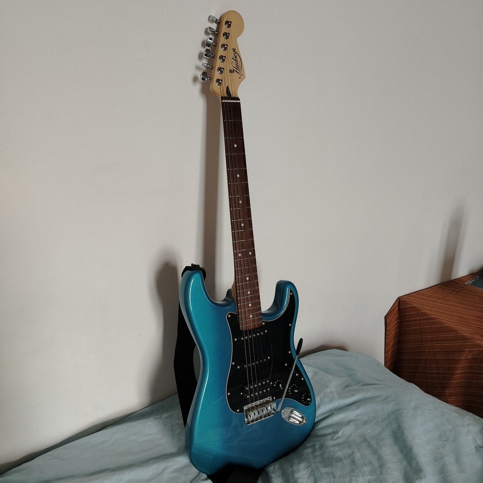Elektrische gitaar - metallic blauw + Gratis tas & plectrums, Enlèvement ou Envoi, Comme neuf, Électrique, 6 cordes