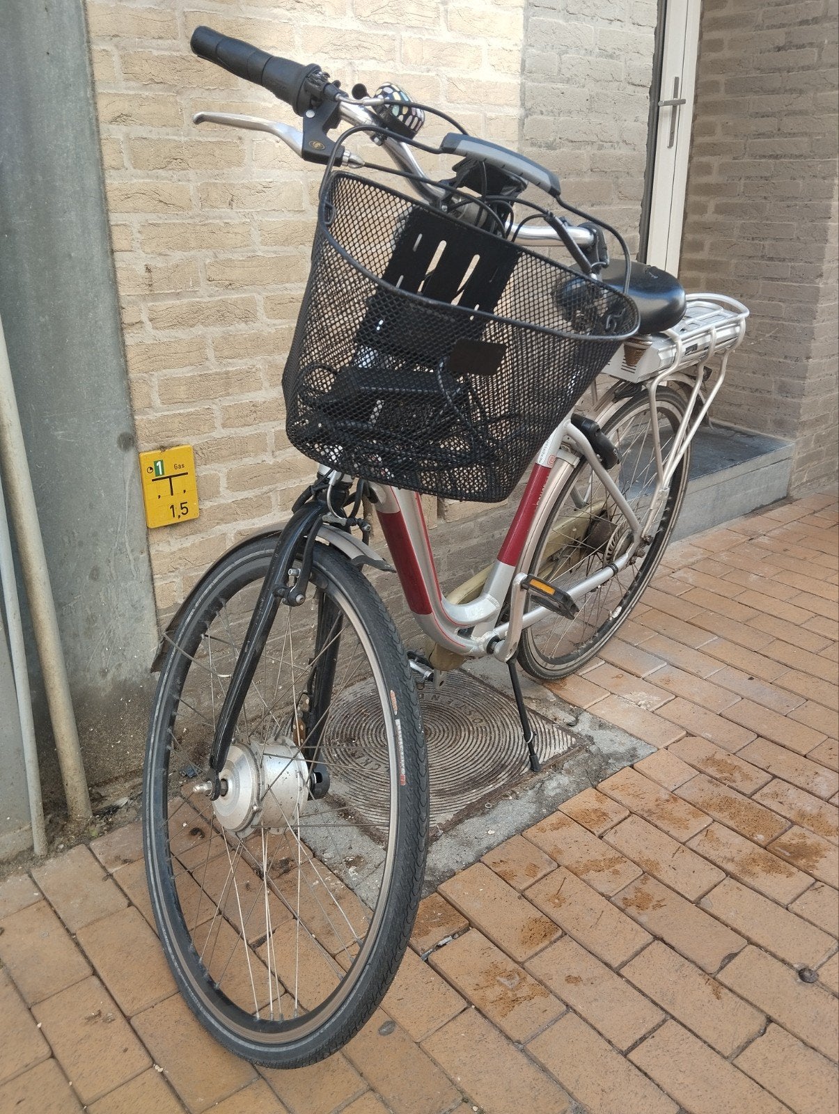 twee defecte electrische fietsen, Ophalen