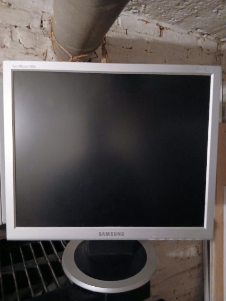 Monitoren, Computers en Software, Monitoren, Ophalen, Draaibaar, HD, LCD 19 inch