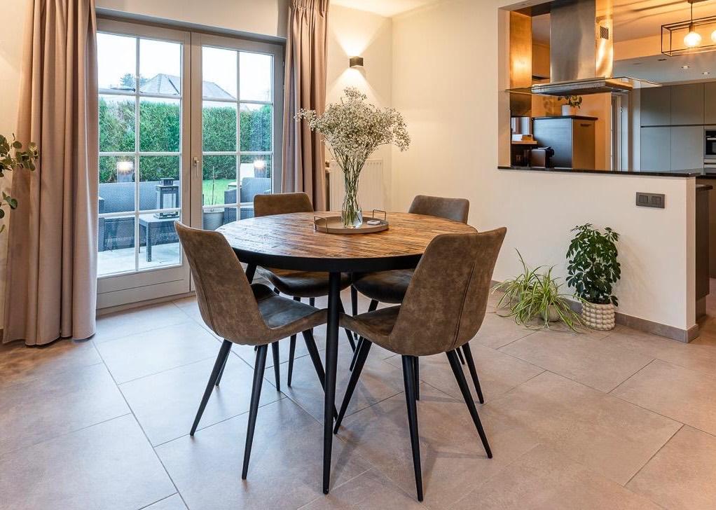 Ronde houten eettafel met bijhorende stoelen, Huis en Inrichting, Tafels | Eettafels, Ophalen, Gebruikt, Rond, Vier personen