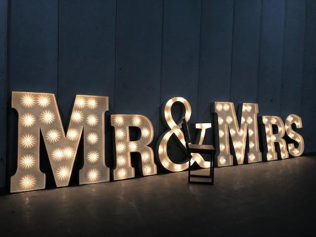 Grote wit metalen handgemaakte MR & MRS lichtletters, Ophalen, 100 tot 150 cm, Zo goed als nieuw, Metaal
