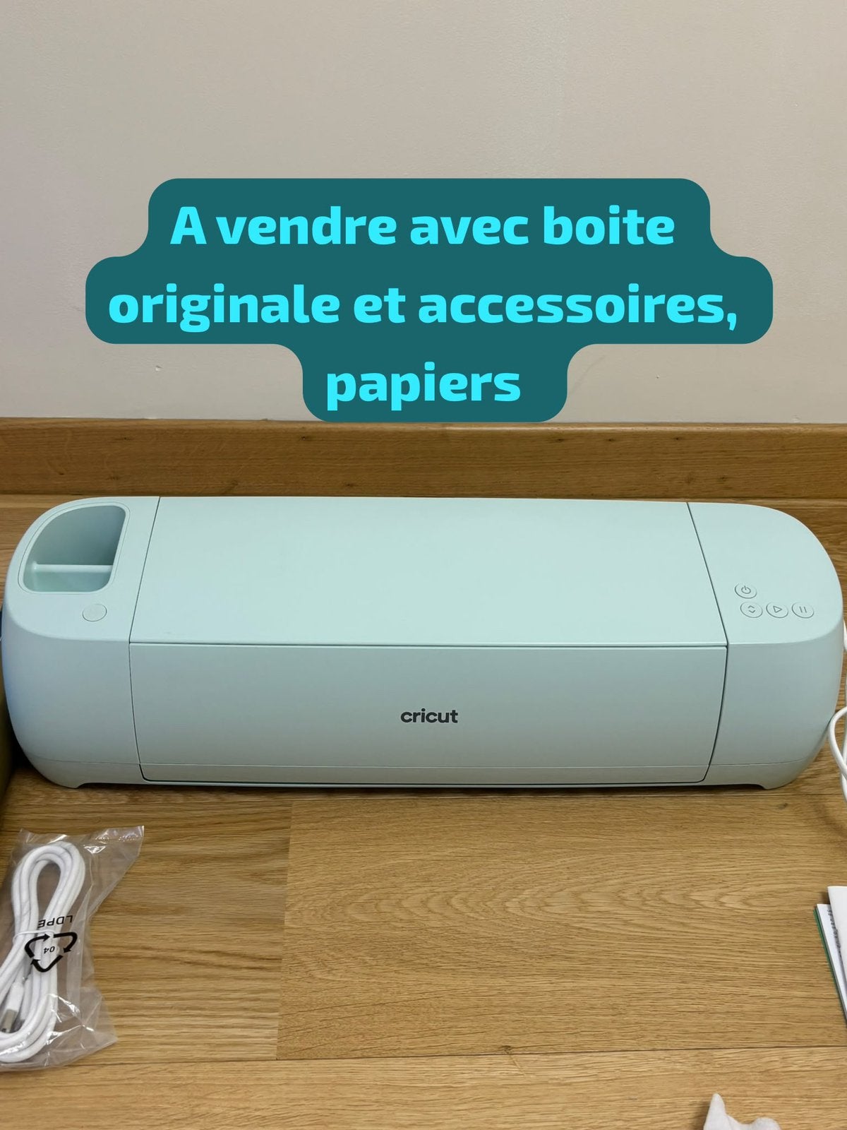 Cricut Explore 3 avec accessoires et papiers vinyl, Hobby & Loisirs créatifs, Enlèvement, Comme neuf, Cricut
