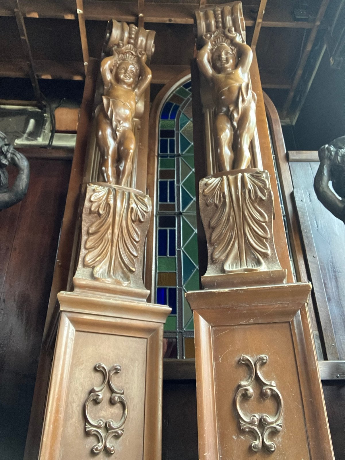 antieke Italiaanse Kariatide zuilen / ornamenten met putto, Enlèvement