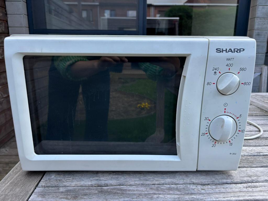 Sharp microgolfoven R-202, Elektronische apparatuur, Microgolfovens, Gebruikt, Vrijstaand, Microgolfoven, Draaiplateau, Ophalen