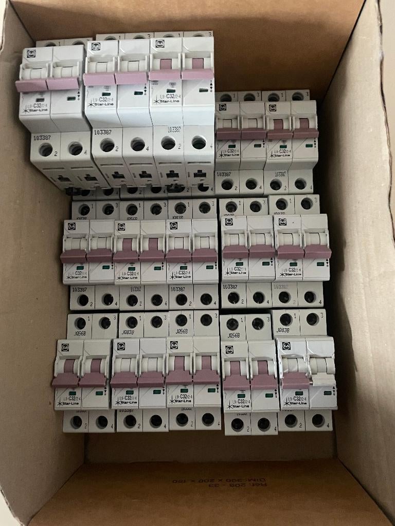 Lot de 18 x disjoncteur C32 - Star-Line, Bricolage & Construction, Électricité & Câbles, Enlèvement ou Envoi, Utilisé, Autres types