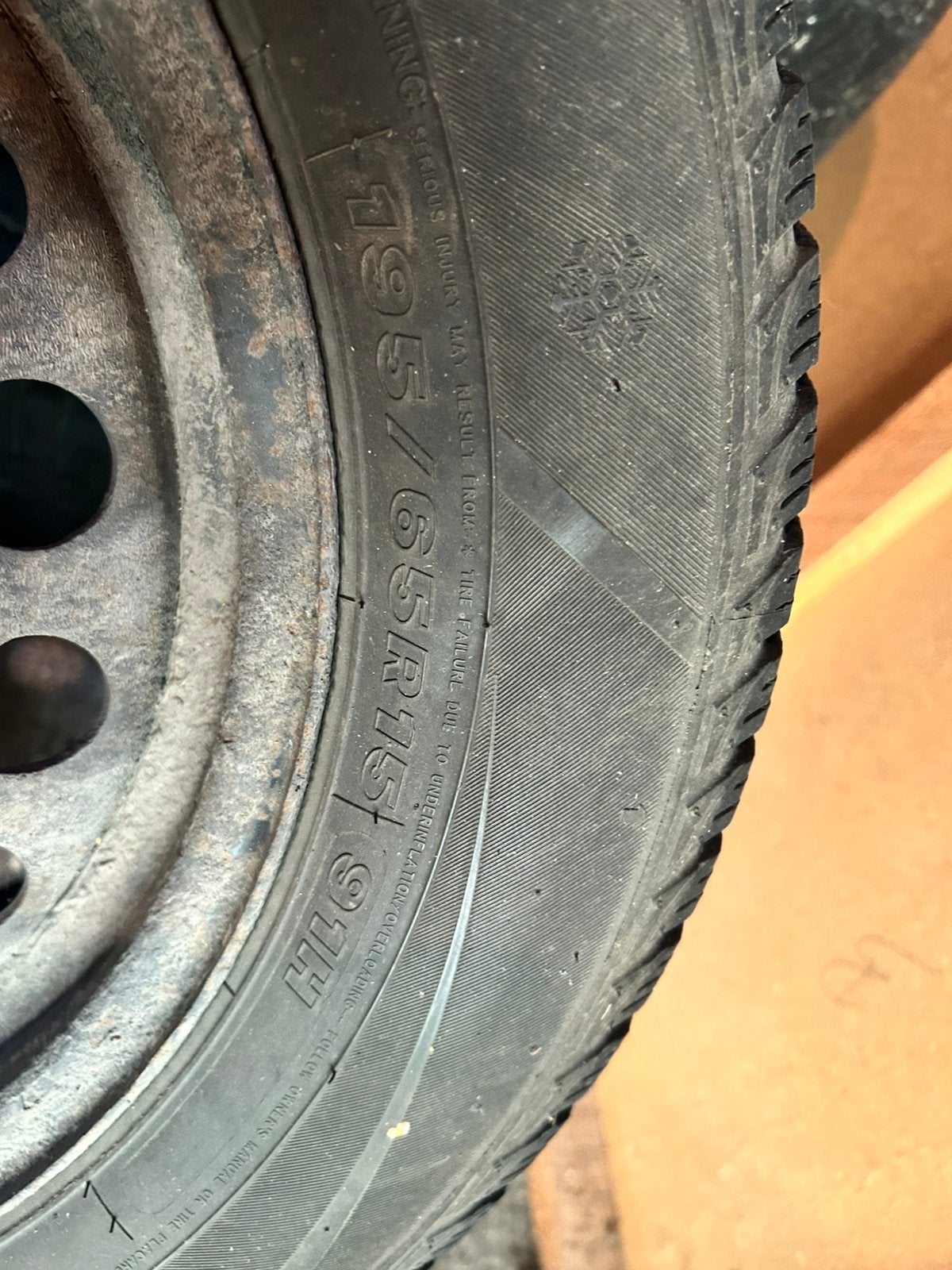 A vendre 4 jeux de pneus + jantes 195/65 r15 monte sur golf, Enlèvement, Comme neuf