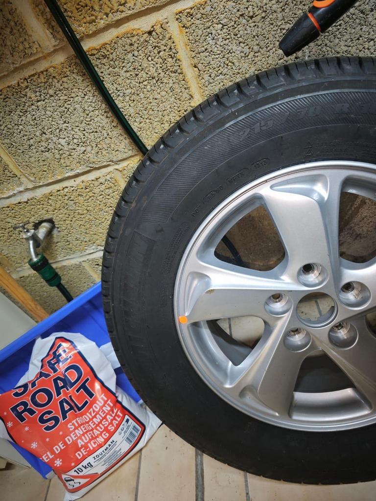 Une jante Huyndai avec pneu Michelin 215/70R16, Autos : Pièces & Accessoires, Pneus & Jantes, Enlèvement, Pneus et Jantes