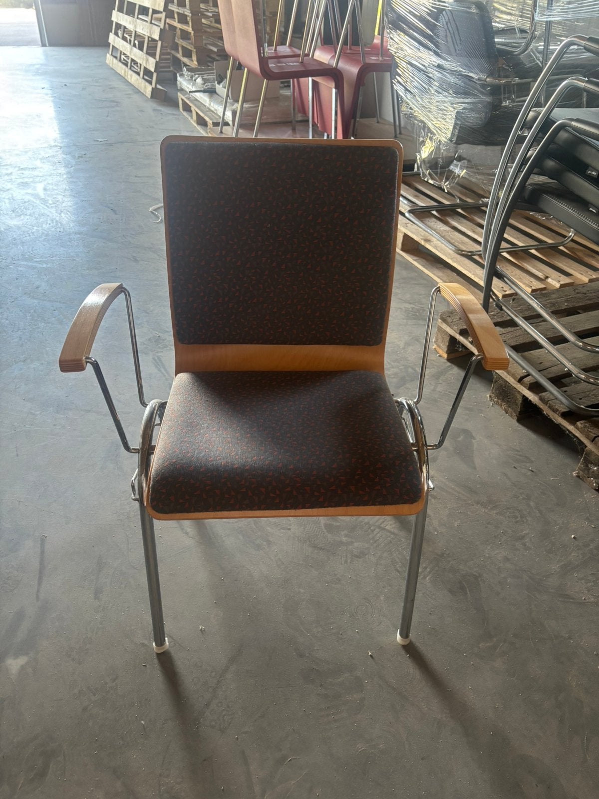 Chaise empilable avec accoudoir en hêtre/tissu/pied métal, Autres couleurs, Comme neuf, Enlèvement, Cinq, Six Chaises ou plus