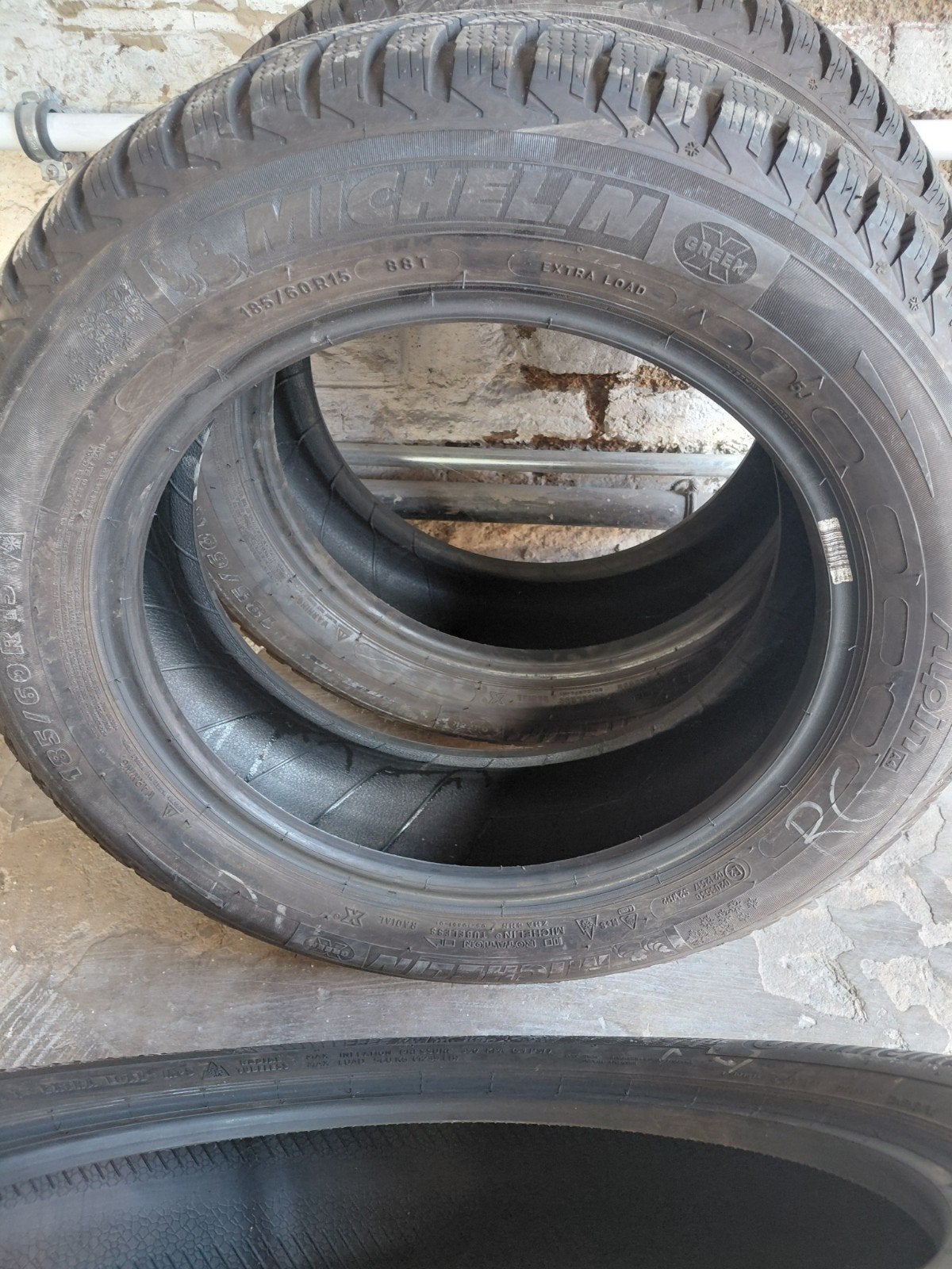 4 pneus hiver  185/60 R15. 88 T.(2 michellin 2 continentale., Enlèvement, Comme neuf
