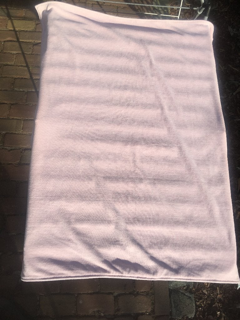 BABY DEKENTJE ROOS / GRIJS ZO GOED ALS NIEUW, Enfants & Bébés, Couvertures, Sacs de couchage & Produits pour emmailloter, Enlèvement ou Envoi