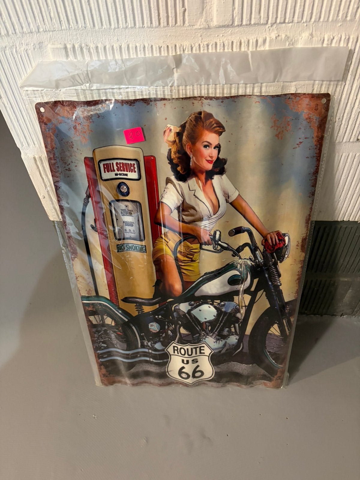Grote decoratie plaat vintage dame met moto benzine pomp 66, Huis en Inrichting, Ophalen of Verzenden, Zo goed als nieuw