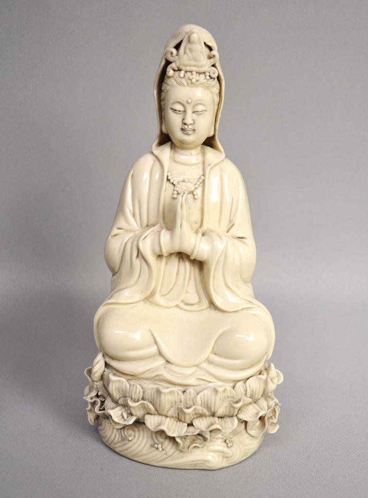 Belle statue de Kwan Yin en porcelaine « blanc de Chine », Enlèvement ou Envoi