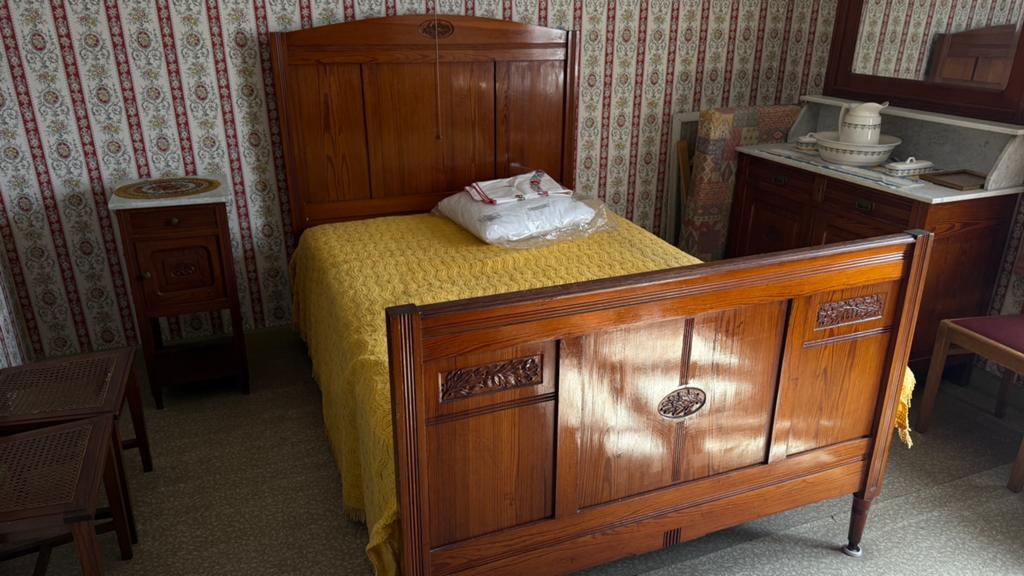 Dubbel bed, nachtkastje, make-uptafel met spiegel, Antiek en Kunst, Ophalen