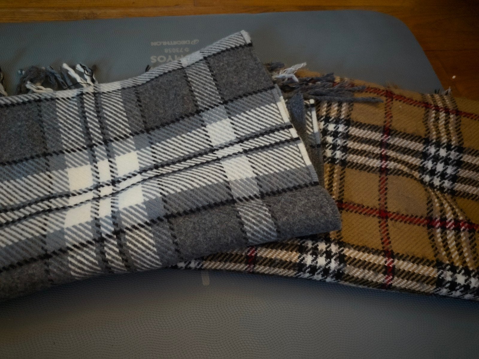 lot écharpes  homme carreaux 5 euros 3euros  pièce, Vêtements | Hommes, Bonnets, Écharpes & Gants, Enlèvement, Comme neuf, Écharpe