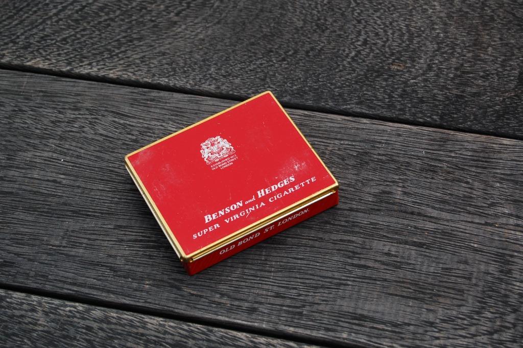 Ancienne boite en tôle de cigarettes - Benson and Hedges, Enlèvement ou Envoi, Utilisé, Boite à tabac ou Emballage