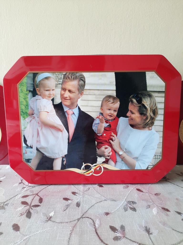Blikken doos van koning Philip en gezin, Ophalen