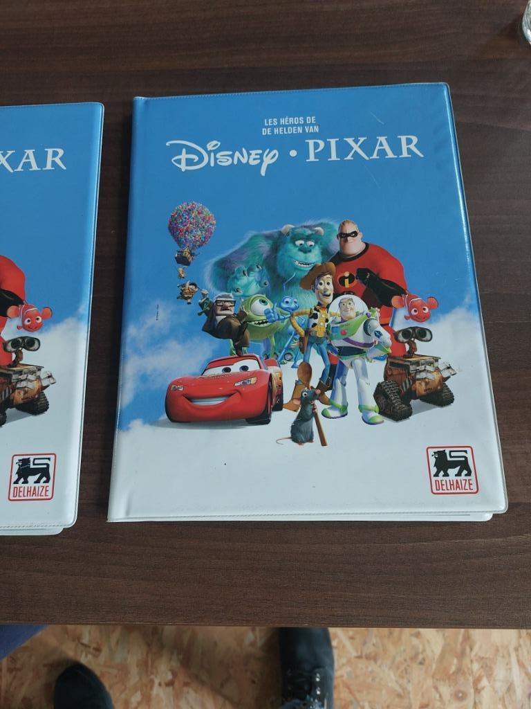 Classeur Disney Pixar Delhaize, Collections, Enlèvement ou Envoi, Autres personnages, Comme neuf, Papier, Carte ou Papeterie