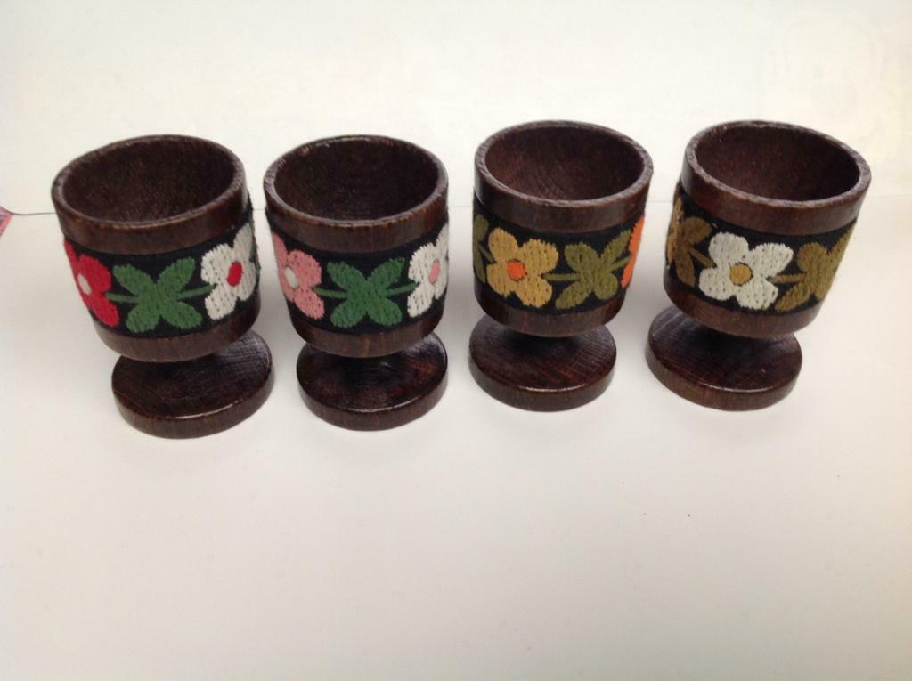 Eierdopjes ( vintage ) in hout met decoratielint. NIEUW !!!, Enlèvement ou Envoi, Neuf, Autres matériaux
