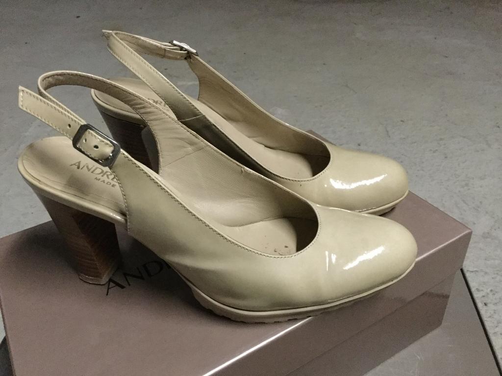 Beige lak dames schoenen maat 35, Ophalen of Verzenden, Gedragen, Beige