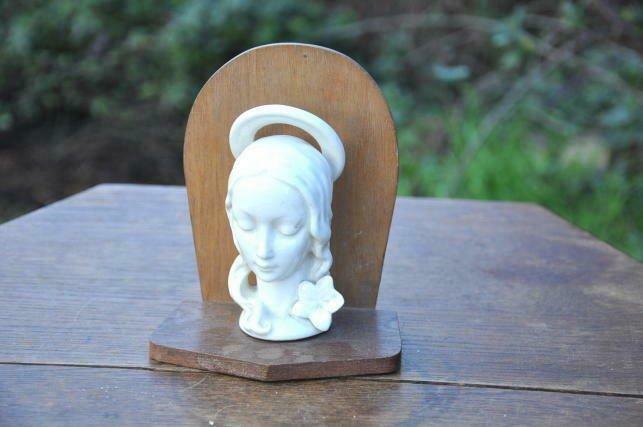 visage de la vierge porcelaine sur support de bois