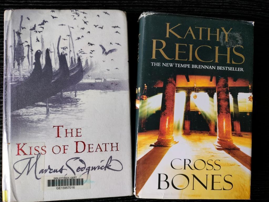 Cross Bones (K.Reichs) The Kiss of Death (M.Sedgwick), Ophalen of Verzenden, Gelezen