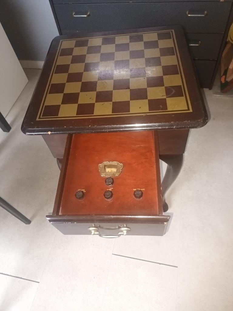 Table de jeu èchec/ radio, Enlèvement