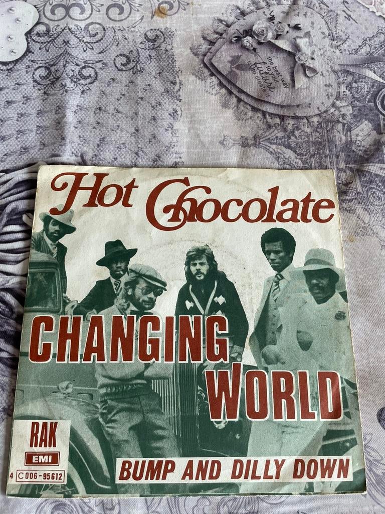 Hot chocolate - changing  world / bump and dilly down, Enlèvement ou Envoi