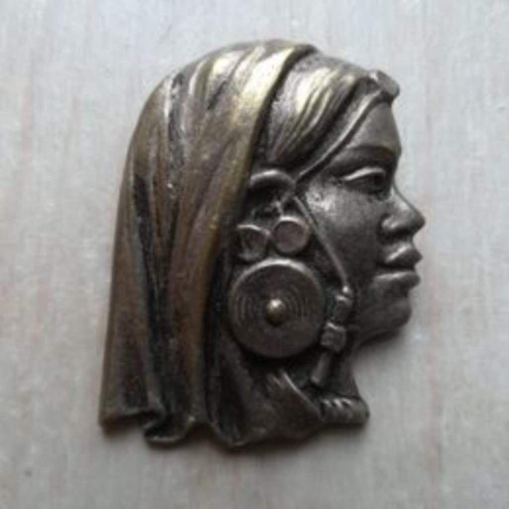 Broche profil de femme, Comme neuf, 4 à 7 cm, Enlèvement, Autres matériaux