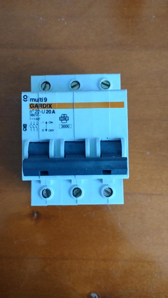 Disjoncteur triphasé GARDIX Multi 9 – 20A – 380V, Bricolage & Construction, Électricité & Câbles, Enlèvement, Utilisé, Autres types