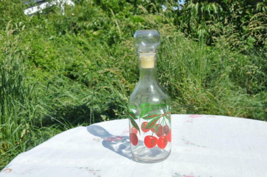 §  carafe en verre cerises, Antiquités & Art, Enlèvement ou Envoi