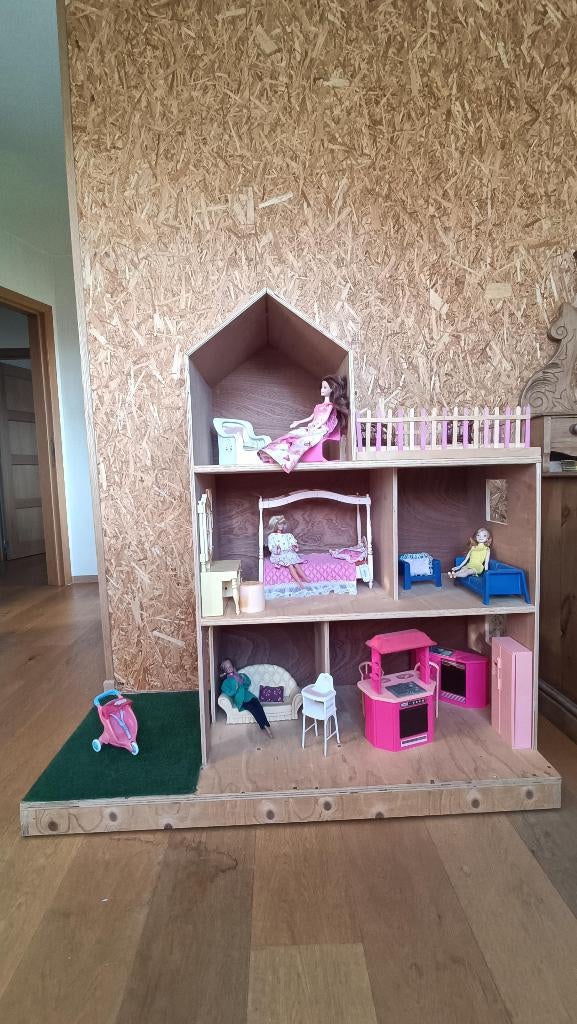 Maison Barbie en bois, Enfants & Bébés, Jouets | Maisons de poupées, Utilisé, Maison de poupées, Enlèvement