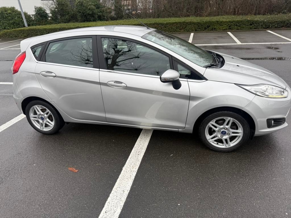 Ford Fiesta diesel zilver metaal 93870 km, Auto's, Voorwielaandrijving, Euro 5, Stof, 4 cilinders