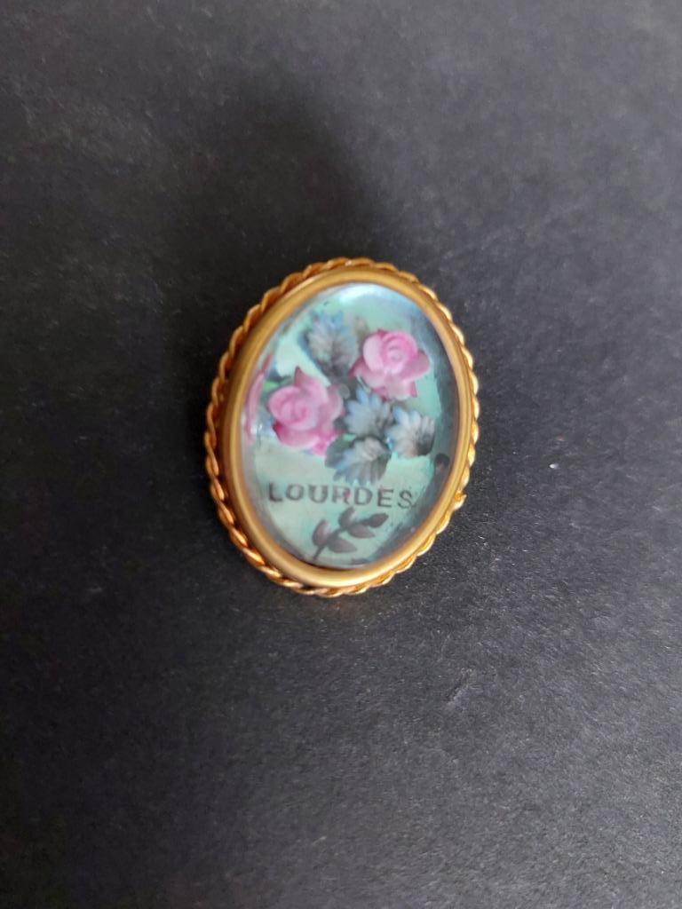 Zeldzaam oude souvenir lucite broche van Lourdes met bloemen, Verzamelen, Ophalen of Verzenden, Zo goed als nieuw, Sieraad, Christendom | Katholiek