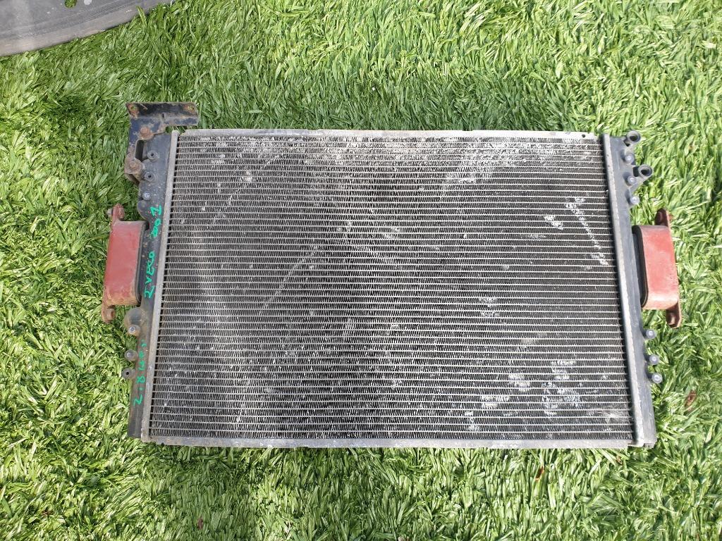 Radiateur eau IVECO DAILY 2001 2.8 HPI 2L8 avec support, Enlèvement, Iveco