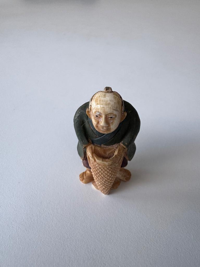 Netsuke Visser met fuik, Ophalen of Verzenden