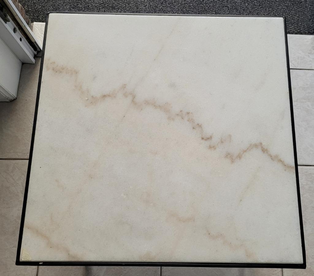Très belle table en marbre ou travertin (45 x 45 x 45)., Enlèvement, Comme neuf