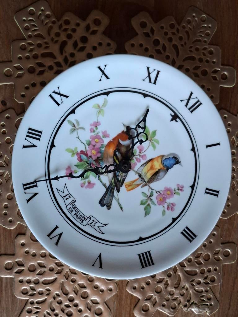 Horloge assiette en porcelaine de Paris motifs oiseaux